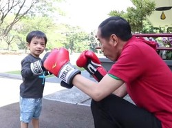 Serunya Jokowi Ajak Jan Ethes Main Tinju dan Sepakbola