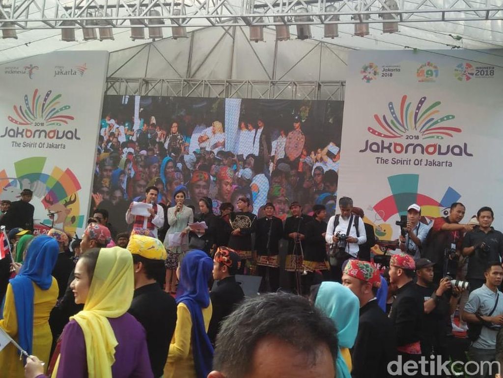 Antusiasme Warga Sambut Jakarnaval yang Diramaikan Kendaraan Hias Antusiasme Warga Sambut Jakarnaval yang Diramaikan Kendaraan Hias