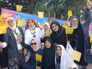 Ratna Sarumpaet-Neno Protes Evakuasi KM Sinar Bangun Dihentikan Ratna Sarumpaet-Neno Protes Evakuasi KM Sinar Bangun Dihentikan