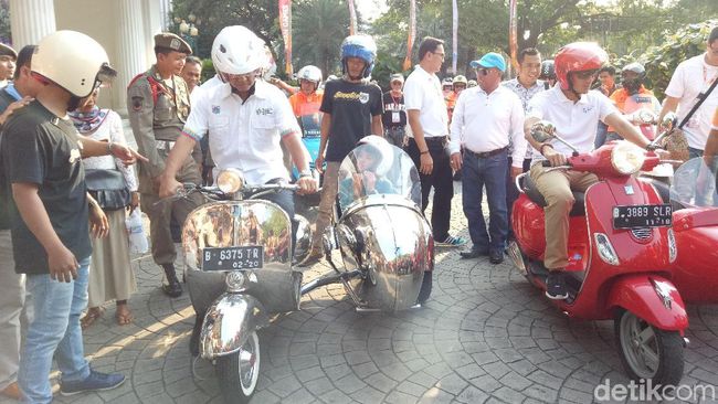 Buka Jakarnaval, Anies-Sandiaga Konvoi Naik Vespa Gandeng 