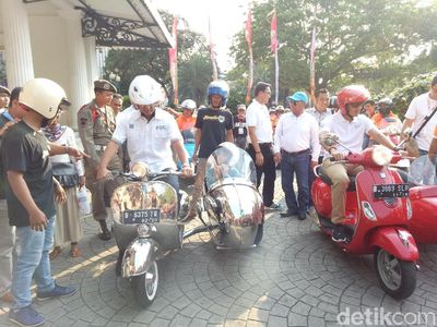 Gaya Anies-Sandi Jadi Anak Vespa Saat Buka Jakarnaval