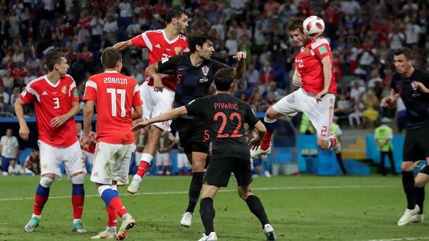Mario Fernandes samakan skor menjadi 2-2. (