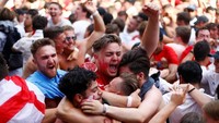 Fans Inggris merayakan keberhasilan negaranya lolos ke semifinal Piala Dunia 2018 usai menyingkirkan Swedia di perempatfinal berkat kemenangan 2-0. Fans langsung larut dalam euforia luar biasa. (Foto: Henry Nicholls/Reuters)