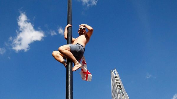 Perayaan Gila Fans Inggris: Panjat Lampu Merah Hingga Rusak Taksi