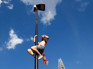 Perayaan Gila Fans Inggris: Panjat Lampu Merah Hingga Rusak Taksi Perayaan Gila Fans Inggris: Panjat Lampu Merah Hingga Rusak Taksi