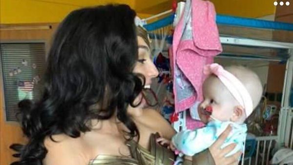 So Sweet! Gal Gadot Kunjungi Rumah Sakit Anak dengan Kostum Wonder Woman