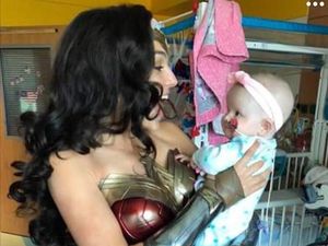 So Sweet! Gal Gadot Kunjungi Rumah Sakit Anak dengan Kostum Wonder Woman