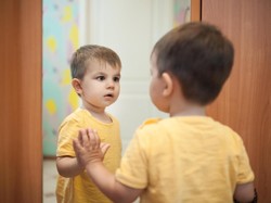 Tingkah Lucu Balita Saat Bercermin, Bikin Senyum-senyum Sendiri