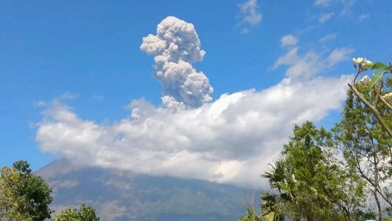 Foto: Erupsi Gunung Agung pagi ini (dok PVMBG KESDM/Sutopo PN)