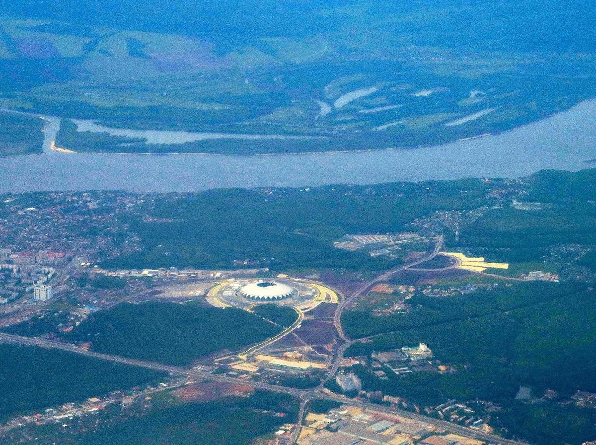 Cosmos Arena tampak dari pesawat terbang yang melintas di atas Samara ( REUTERS/David Gray)