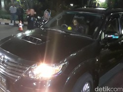 Ngantor di Hari Minggu, Darmin Nasution Nyetir Sendiri Fortunernya