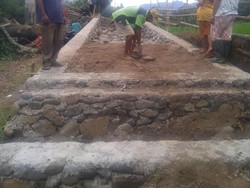 Warga Desa Ramai-ramai Gotong Royong Finishing Jembatan Maros