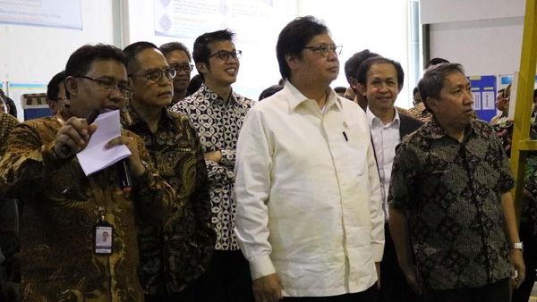 Menperin Kunjungi Pabrik Mobil Desa KMW