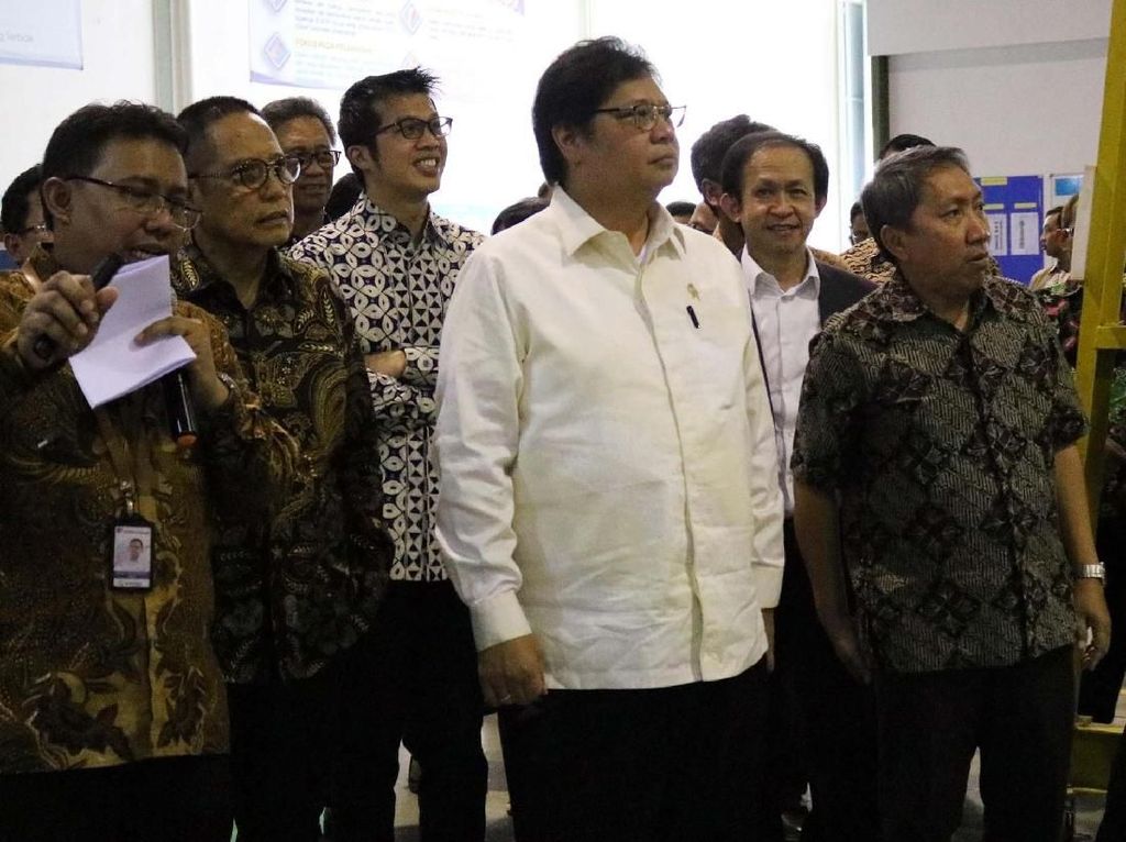 Menperin Kunjungi Pabrik Mobil Desa KMW Menperin Kunjungi Pabrik Mobil Desa KMW