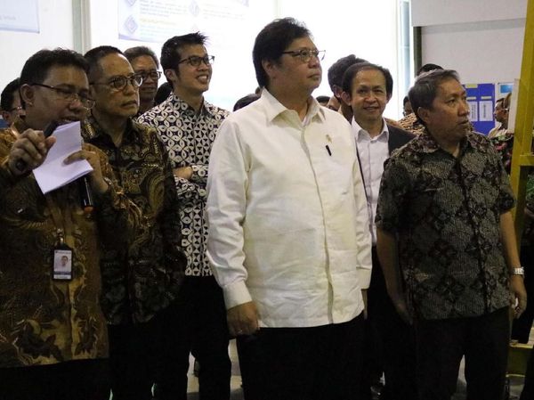 Menperin Kunjungi Pabrik Mobil Desa KMW