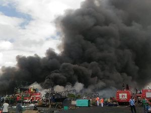 Kebakaran di Pelabuhan Benoa Diprediksi Padam Malam Nanti Kebakaran di Pelabuhan Benoa Diprediksi Padam Malam Nanti