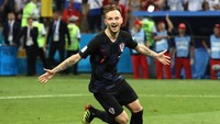 Di lini tengah, Kroasia juga punya Ivan Rakitic yang punya kinerja impresif di sektor tersebut. Salah satu penampilan terbaiknya dalam turnamen adalah ketika mencetak satu gol dalam kemenangan 3-0 atas Argentina di fase grup. (Foto: Kevin C. Cox/Getty Images)