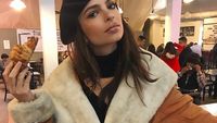 Yuk! Kenalan Sama Model Seksi yang Doyan Makan, Emily Ratajkowski