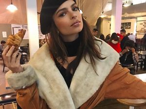 Yuk! Kenalan Sama Model Seksi yang Doyan Makan, Emily Ratajkowski