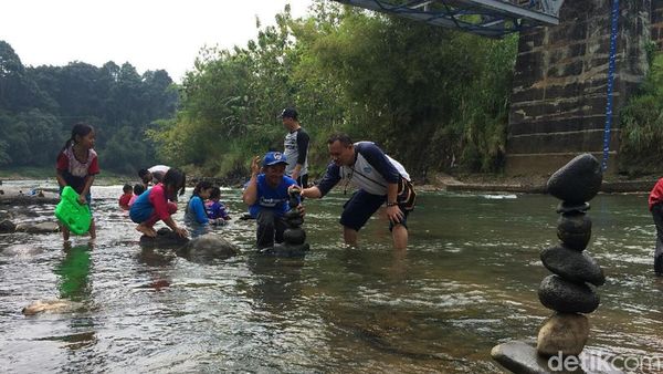 Foto: Serunya Rock Balancing di Sungai Citanduy Ciamis