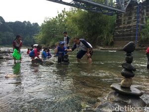 Foto: Serunya Rock Balancing di Sungai Citanduy Ciamis