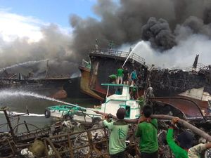 Kemenhub: Kebakaran Kapal di Bali Bukan Pelabuhan Transportasi Kemenhub: Kebakaran Kapal di Bali Bukan Pelabuhan Transportasi