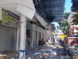 Baru Dipakai 3 Bulan, Atap Pasar Tegowanu Grobogan Ambrol