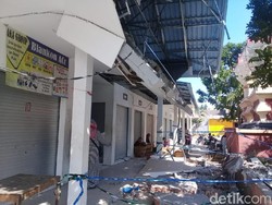 Baru Dipakai 3 Bulan, Atap Pasar Tegowanu Grobogan Ambrol