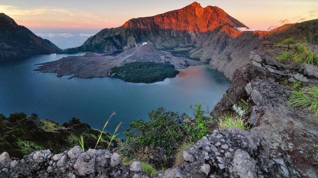 These photo show you all area of the Segara Anak lake with the view of the mount Baru Jari and the peak of Rinjani mountain