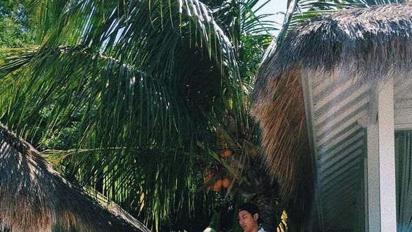 Pesona Darma Hutomo, Putra Tommy Soeharto Saat Minum Es Kelapa