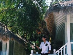 Pesona Darma Hutomo, Putra Tommy Soeharto Saat Minum Es Kelapa