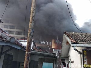 Kebakaran Landa Hunian Padat Penduduk di Tengah Kota Bandung