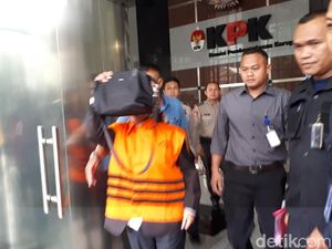 Eks Anggota DPRD Sumut Tutupi Wajah Pakai Tas Saat Ditahan KPK