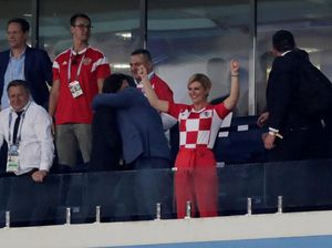 Presiden Kroasia Naik Pesawat Ekonomi Demi Dukung Negaranya di Piala Dunia Presiden Kroasia Naik Pesawat Ekonomi Demi Dukung Negaranya di Piala Dunia