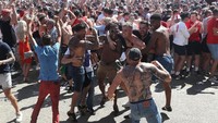 Fans Inggris yang menggelar nonton bareng di berbagai wilayah di Inggris pun berpesta. Di kawasan Bristol, fans langsung joget kegirangan usai Harry Kane dkk memastikan tiket empat besar. (Foto: Matt Cardy/Reuters)