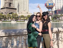 Berlibur Bareng Girls Squad ke Amrik, Ini Gaya Hijab Chacha Frederica
