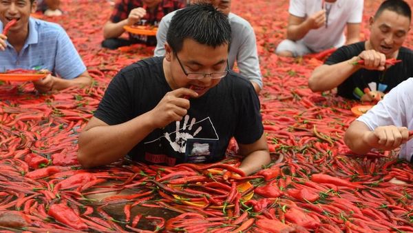 Foto: Kuat-kuatan Makan Pedas Sambil Berendam Air Cabai
