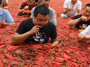 Foto: Kuat-kuatan Makan Pedas Sambil Berendam Air Cabai