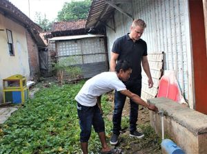 Jason Bourne Blusukan ke Kendal, Cek Air Bersih