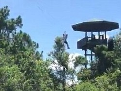 Main Flying Fox, Traveler Malah Tersangkut di Atas Kolam Aligator