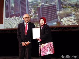 Risma Sempat Minder Terima Lee Kuan Yew City Prize Risma Sempat Minder Terima Lee Kuan Yew City Prize
