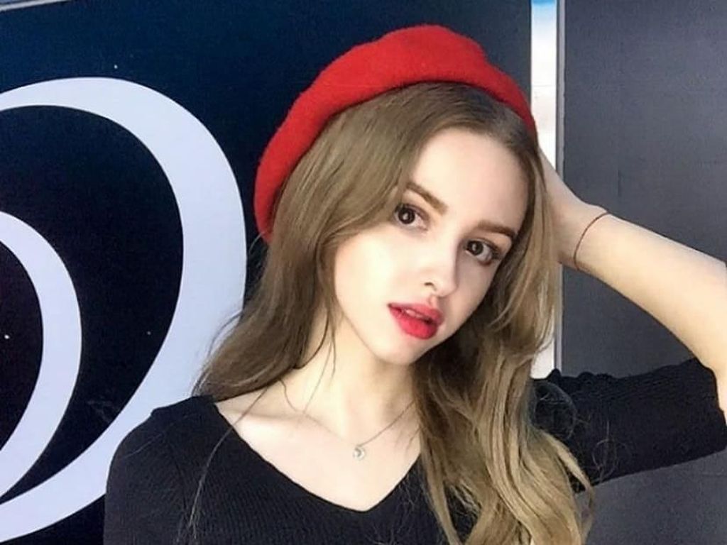 10 Pesona Karimova Elina, Model Cantik Mirip Barbie yang Bikin Naksir