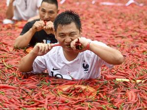 Huaah! Pria Ini Bisa Lahap 50 Cabe dalam Waktu 68 Detik