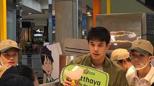 Gantengnya Pachara Chirathivat, Aktor Thailand Saat Sedang Kulineran