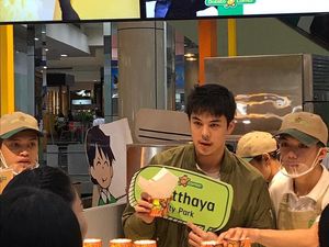 Gantengnya Pachara Chirathivat, Aktor Thailand Saat Sedang Kulineran