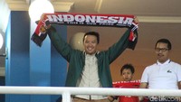 Menteri Pemuda dan Olahraga Imam Nahrawi datang langsung menyaksikan Garuda Nusantara bertanding. Terlihat Menpora membentangkan syal bertuliskan INDONESIA. (Foto: Suparno/detikcom)