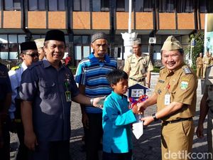 Fadil Bocah Penjual Kerupuk di Garut Tempati Rumah Baru Fadil Bocah Penjual Kerupuk di Garut Tempati Rumah Baru