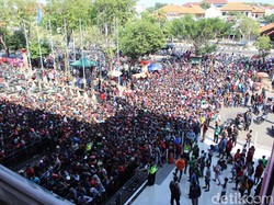 Ribuan Suporter Antre Tiket Laga Indonesia Vs Thailand di Sidoarjo