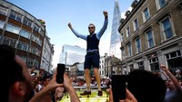 Kegilaan fans Inggris mulai kebablasan ketika seorang fans menginjak-injak sebuah ambulan dan taksi. (Foto: Henry Nicholls/Reuters)
