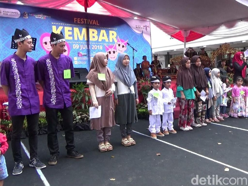 Melihat Ratusan Orang Kembar Berkumpul di Banyuwangi Melihat Ratusan Orang Kembar Berkumpul di Banyuwangi